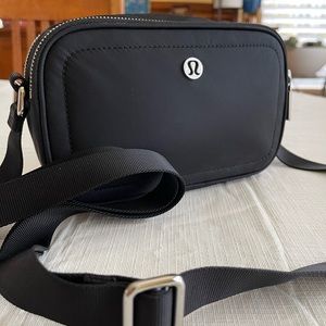 Pre-owned Lululemon crossbody camera bag 2L; black